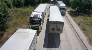 Трафикът към граничните контролно пропускателни пунктове Капитан Андреево и Лесово е