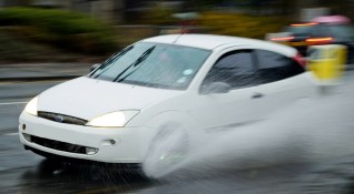 Есенният дъжд поставя допълни изисквания върху гумите Според автомобилни експерти