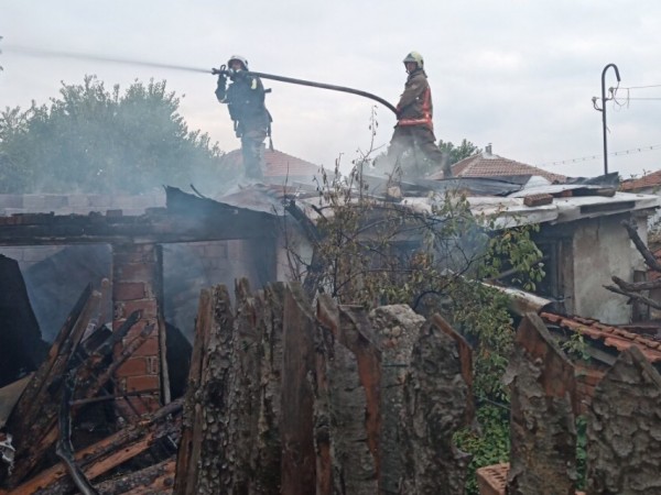 Пожар изпепели напълно къща в пловдивското село Поповица. Според пожарната
