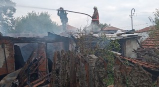 Пожар изпепели напълно къща в пловдивското село Поповица Според пожарната