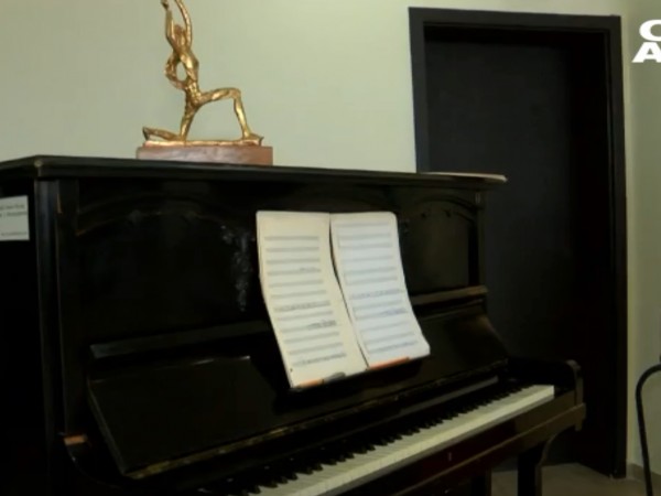 Пианото на големия български композитор Тончо Русев от днес звучи