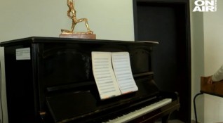 Пианото на големия български композитор Тончо Русев от днес звучи