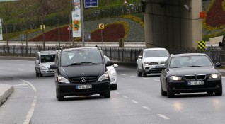 Турските пътни полицаи следят за тютюнев дим в автомобилите и