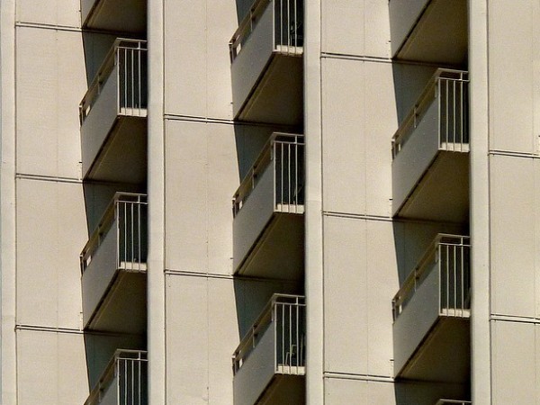 Жена на около 50-годишна възраст е паднала от балкона си