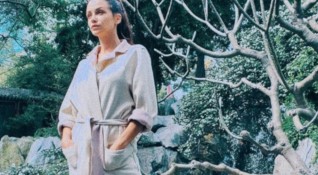 Диляна Попова продължава с околосветската си обиколка Моделката и актриса