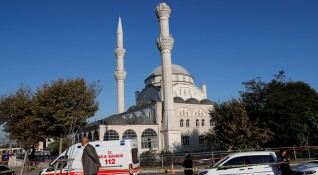 Турски медии съобщиха че двама души са починали и 43 а