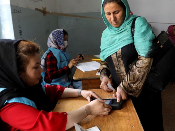 Афганистанската Независима избирателна комисия (НИК) изгуби връзка с 870 секции