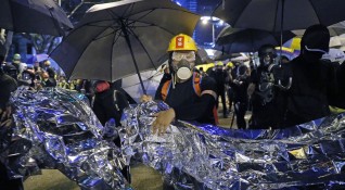 Полицията в Хонконг използва лютив спрей за да разпръсне антиправителствени