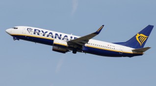 Пътници на нискотарифната авиокомпания Ryanair останаха в 30 градусова жега в