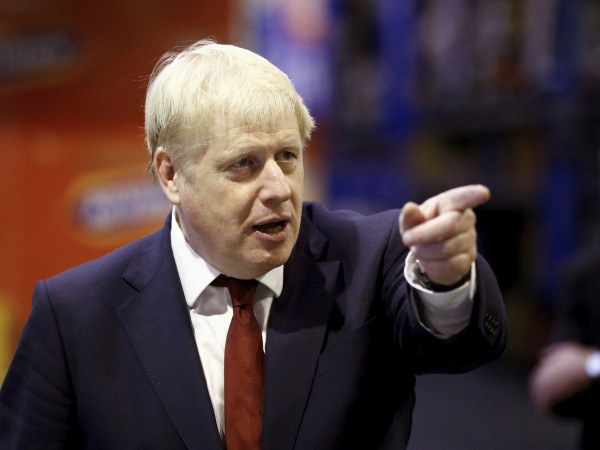 Британският премиер Борис Джонсън отрече днес, че е докосвал непристойно