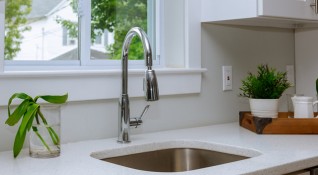 В почти всеки дом кухненската мивка е вградена в шкаф
