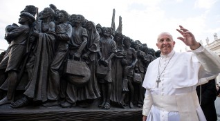 На 105 я Световен ден на мигрантите папа Франциск откри скулптура