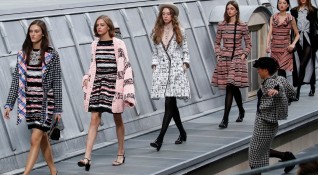 Зрител на ревюто на Chanel проби на модния подиум и