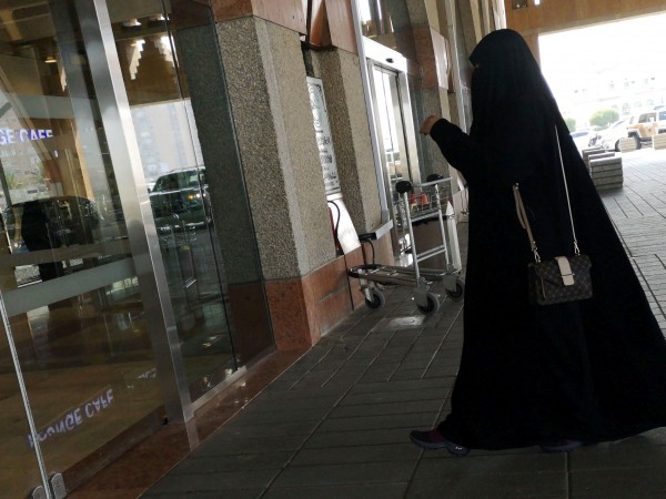 Саудитските власти за пръв път разрешиха жени да носят служба