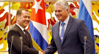 Руският премиер Дмитрий Медведев обеща на Куба че винаги може