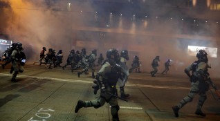 Полицията на Хонконг използва днес сълзотворен газ за да разпръсне