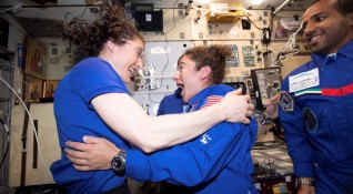 Първата космическа разходка на жени отново е на дневен ред