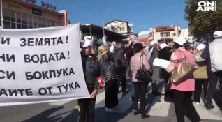 Протестиращи от созополските села Атия и Присад както и от