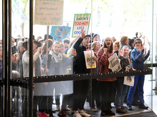 Хиляди екоактивисти присъстваха снощи на церемония в Лондон по повод