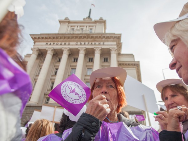 Национален протест, организиран от КНСБ, събра в София хиляди медицински