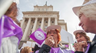 Национален протест организиран от КНСБ събра в София хиляди медицински