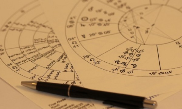Астрологията е наука която изучава взаимодействието между Слънцето Луната и