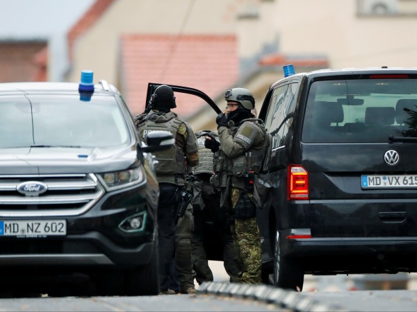 Двама души, заподозрени за стрелба край синагогата в източногерманския град