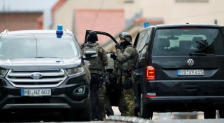 Двама души заподозрени за стрелба край синагогата в източногерманския град
