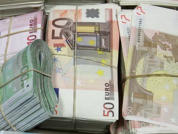 Крадец открадна 5000 евро от паркиран лек автомобил, съобщиха от