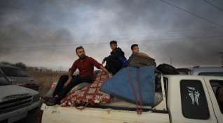 Отново десетки хиляди сирийци бягат повтаряйки кошмара с набързо стегнат
