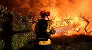 Пожарите в Южна Калифорния причиниха смъртта на двама души Над