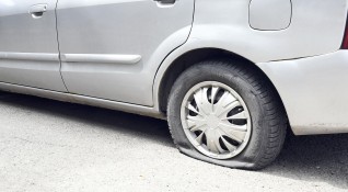 Мъж е нарязал гумите на десет коли в квартал Стрелбище