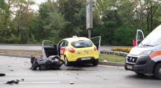 Един човек загина при тежка катастрофа между таксиметрова кола и