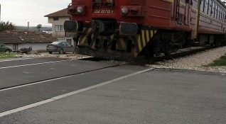 Влак удари автомобил на прелеза в софийското село Кубратово съобщи