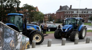 Хиляди холандски фермери излязоха днес с трактори по магистралите предизвиквайки