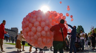 1200 розови балона полетяха в небето над Националния дворец на