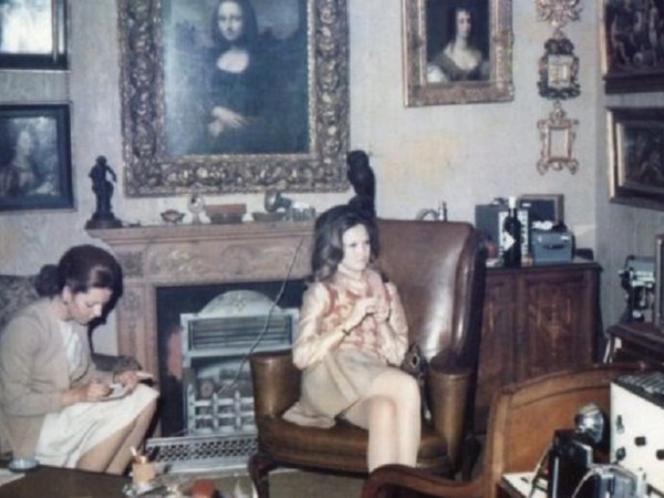 През 60-те, над камината в луксозен апартамент в Лондон виси