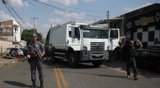 Бразилската полиция застреля трима въоръжени обирджии след като те проникнаха