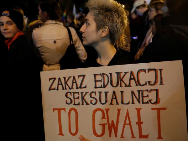 Управляващите в Полша искат да защитават децата от "сексуални изкушения