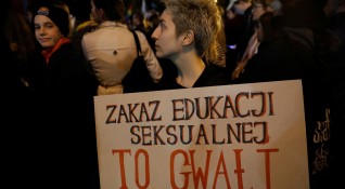 Управляващите в Полша искат да защитават децата от сексуални изкушения