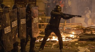 Полицията в Барселона използва водни оръдия снощи в петия пореден