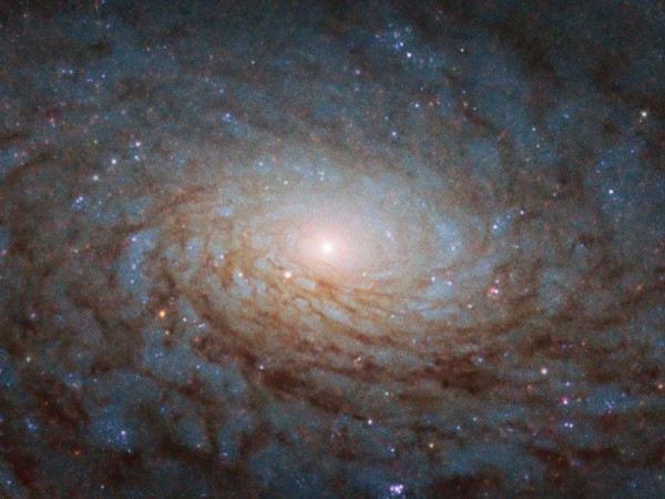 НАСА показа впечатляваща снимка на спиралната галактика NGC 4380, която