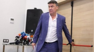 Българският футбол остана без ръководство след като в петък заедно