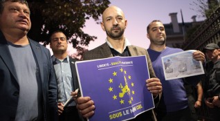 Пред френското посолство в София се проведе мирно бдение под