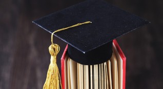 Студенти изкарали отлични оценки може да бъдат лишени от стипендии