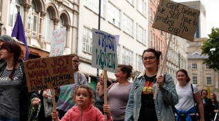 Британският парламент либерализира абортите и узакони еднополовите бракове в Северна