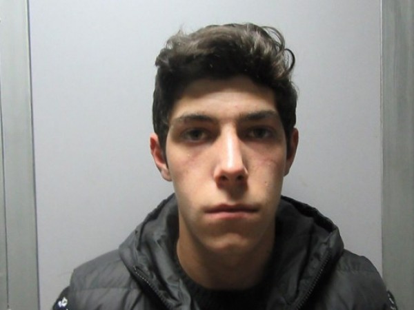 Полицията издирва 18-годишния Мартин Пенчев Шахънски. Той е изтърпявал присъда