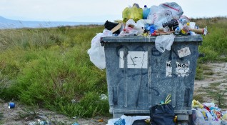 Вандали обръщат кофи за боклук в София Мъже с качулки