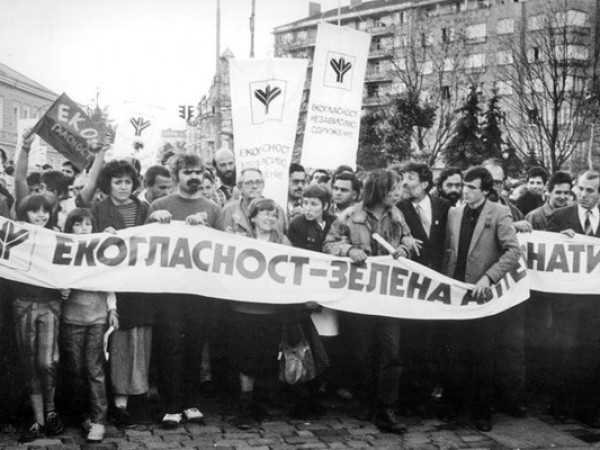 Годината е 1989. БКП е довело България до трети фалит.