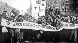 Годината е 1989 БКП е довело България до трети фалит